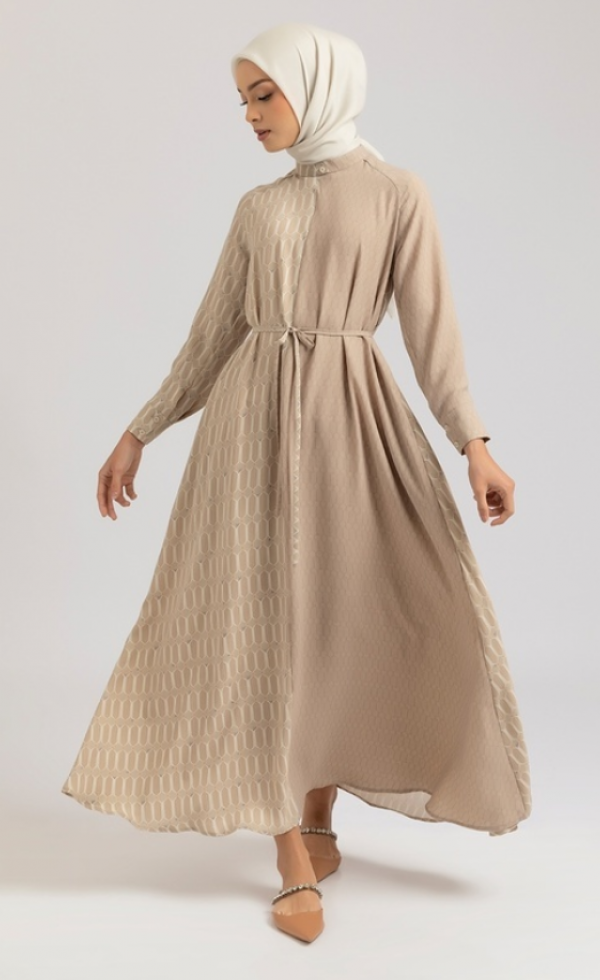 Gamis dengan detail lipit di pergelangan tangan